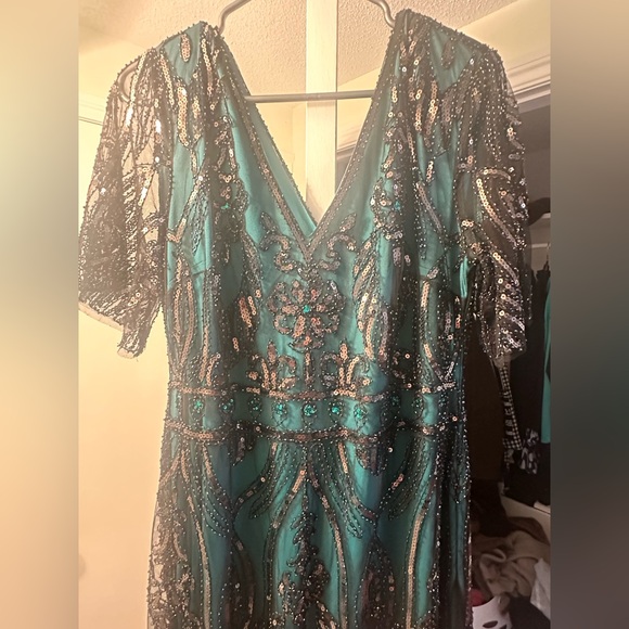 Elegant long dress gown - Picture 9 of 11